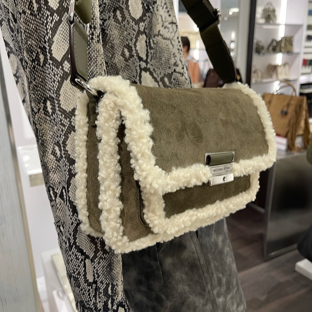 MICHAEL KORS Bradshaw Medium Suede and Faux Shearling Messenger Bag
Olive
NWT - Picture 9 of 16